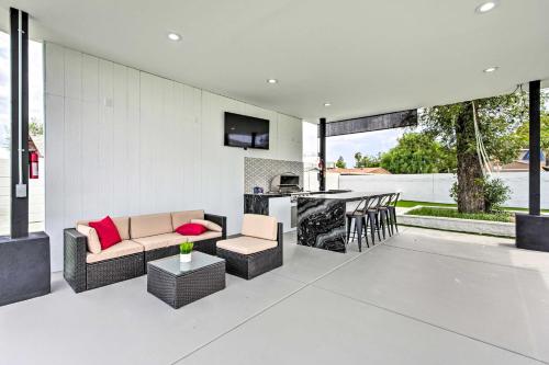 Χώρος καθιστικού στο Putting Green and Gazebo Upscale Peoria Home
