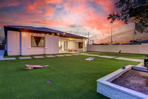 Κήπος έξω από το Putting Green and Gazebo Upscale Peoria Home