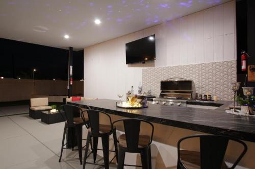 Η κουζίνα ή μικρή κουζίνα στο Putting Green and Gazebo Upscale Peoria Home