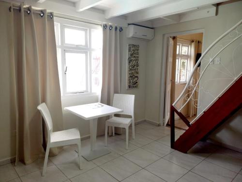 Un lugar para sentarse en Sunflower Villa Studios