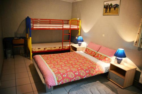 Poschodová posteľ alebo postele v izbe v ubytovaní Filippus Vakantiehoeve