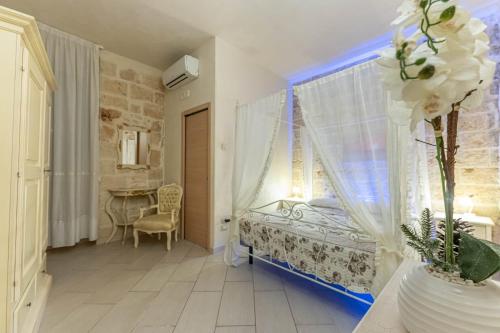 1 dormitorio con 1 cama, ventana y mesa en La Dimora dei Sogni, en Monopoli