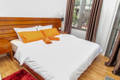 una cama con un osito de peluche sentado encima en Phoenix Apartments en Victoria