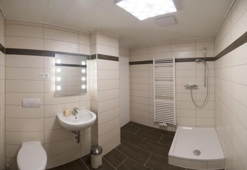 ein Bad mit einem Waschbecken und einem WC in der Unterkunft Pension-Werdohl in Werdohl