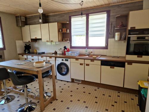 kuchnia z pralką i stołem w obiekcie chez David w mieście Bressuire