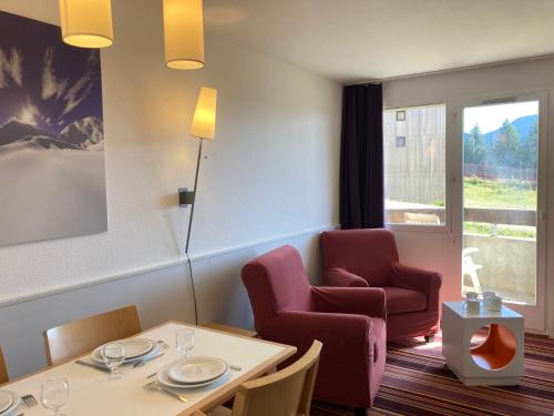 une pièce avec une table et deux chaises et une fenêtre dans l'établissement Appartement 2 pièces pour 4 personnes avec Wifi à Avoriaz - FR-1-634-81, à Morzine