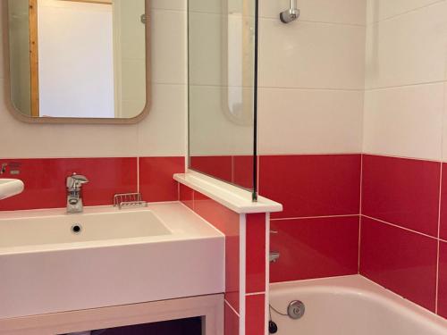 ein Badezimmer mit Waschbecken, Badewanne und Spiegel in der Unterkunft Appartement 2 pièces pour 4 personnes avec Wifi à Avoriaz - FR-1-634-81 in Morzine