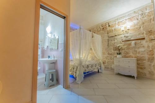 Habitación con baño con lavabo y aseo. en La Dimora dei Sogni, en Monopoli
