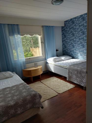 Apartment with sauna in Harjavalta, free WIFI في Harjavalta: غرفة نوم بسريرين ونافذة
