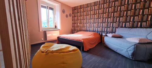 Tempat tidur dalam kamar di Gîte et SPA Chez Jules