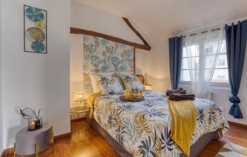 um quarto com uma cama com um edredão azul e branco em Le Petit Drouais T3 en plein Cœur De Ville ! em Dreux