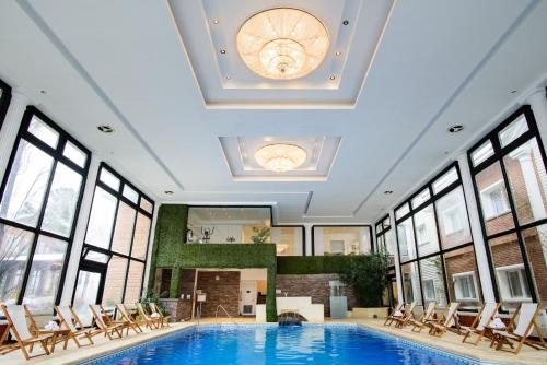 a pool in a building with chairs and a swimming pool at Lagos Del Calafate in El Calafate
