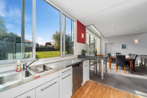 uma cozinha com um lavatório e uma grande janela em Lake Taupo Gem em Taupo