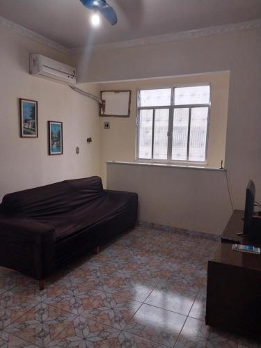 sypialnia z łóżkiem, biurkiem i oknem w obiekcie Venha curtir o Rio w mieście Rio de Janeiro