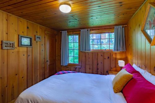 Postel nebo postele na pokoji v ubytování Lake Creek Lodge