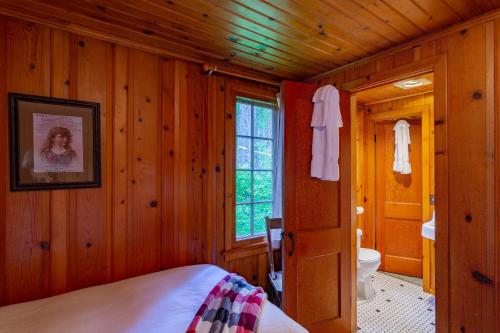 Koupelna v ubytování Lake Creek Lodge