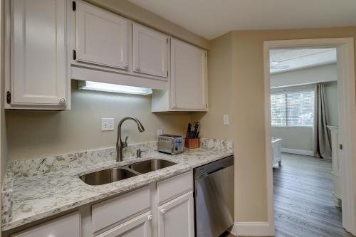 eine Küche mit weißen Schränken und einer Spüle in der Unterkunft King Queen Sleeper Sofa Updated Luxury Kitchen Bikes & Beach Gear included in Hilton Head Island