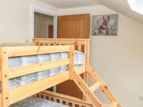 Cette chambre dispose de lits superposés et de 2 lits superposés. dans l'établissement Sawtons Cottage 2, à Dawlish