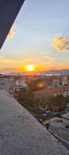 Η ανατολή ή δύση του ηλίου όπως φαίνεται από αυτό το διαμέρισμα ή από εκεί κοντά