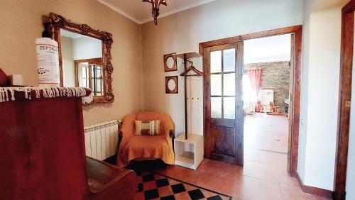 pasillo con espejo y silla en una habitación en Casita Bonita, en Castejón de Sos