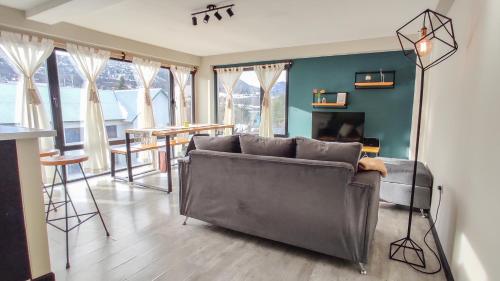 a living room with a couch and a table at Amanecer del Fuego II in Ushuaia