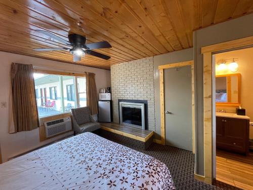 Ένα ή περισσότερα κρεβάτια σε δωμάτιο στο Estes Mountain Inn