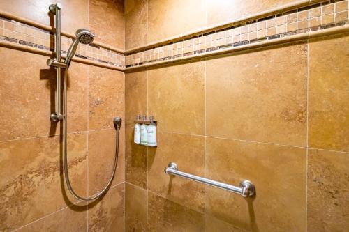 een douche met een slang in de badkamer bij J Patrick Inn in Cambria