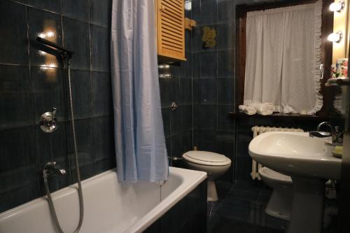 a bathroom with a tub and a toilet and a sink at Cesana Pearl in Cesana Torinese