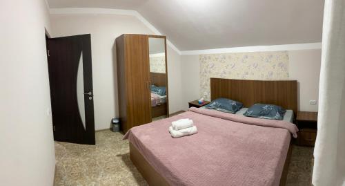 um quarto com uma cama com duas toalhas em Home sweet Home em Guiumri