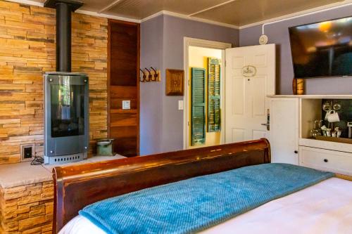 a bedroom with a bed and a tv in a room at J Patrick Inn in Cambria