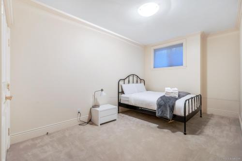 Una cama o camas en una habitación de Cozy 3-bedroom home in Vancouver