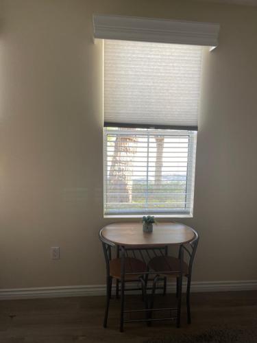 mesa y sillas en una habitación con ventana en Resort Like Stay at a Cozy Relaxing Private Room Near UCI en Irvine