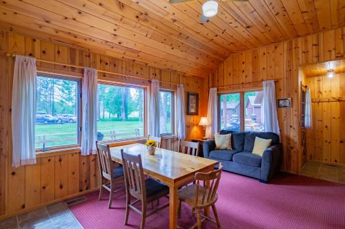 Posezení v ubytování Lake Creek Lodge