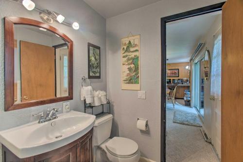 丹佛的住宿－Denver Home with Large Yard and Private Lake Access!，一间带水槽、卫生间和镜子的浴室