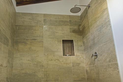 a bathroom with a shower with a glass door at Villa Namaste, Cabaña Namaste 1 in Curití