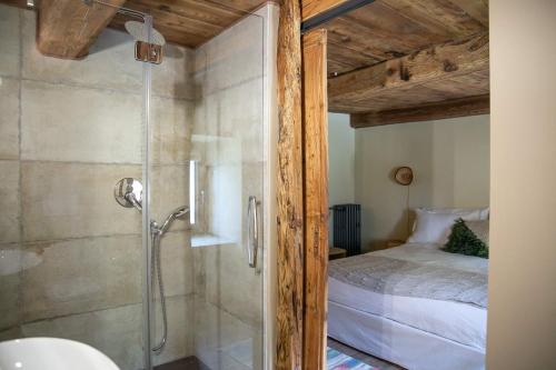 uma casa de banho com chuveiro e uma cama num quarto em bnb Uja em Balme