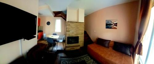 a small living room with a couch and a sink at Ema A2 Kraljevi Čardaci in Kopaonik