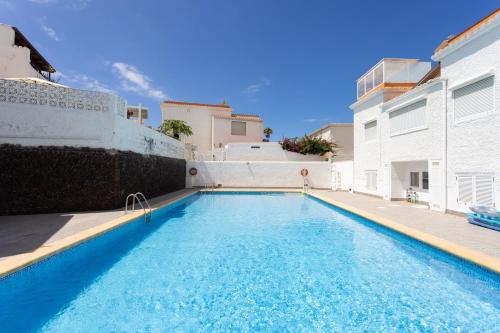 una piscina frente a una casa en 141 VILLA URBANIA Atico Deluxe By Sunkeyrents, en Playa de las Américas