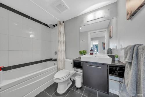 温哥华Spacious DT 2-BDR High-rise with view, pool, gym的带浴缸、马桶和水槽的浴室
