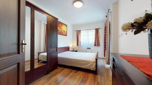 - une chambre avec un lit et un grand miroir dans l'établissement Apartmán Olívia 8 Hrabovská dolina, à Ružomberok
