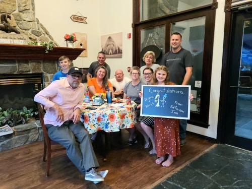 Keluarga yang menginap di Jefferson Inn