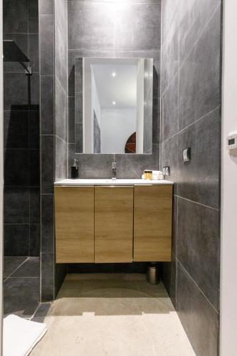 une salle de bain avec un lavabo et un miroir dans l'établissement Villa Maiffret, à Cannes
