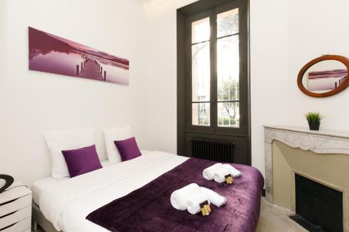 ein Schlafzimmer mit einem Bett mit Handtuchtieren darauf in der Unterkunft Villa Maiffret YourHostHelper in Cannes