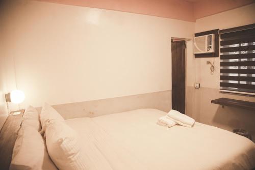 Un pat sau paturi într-o cameră la Fatwave Surf Resort