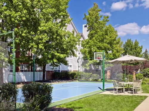 a tennis court with a basketball hoop and an umbrella at Sonesta ES Suites Cleveland Westlake in Westlake