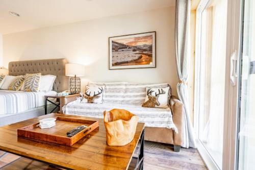 a living room with a bed and a coffee table at Treasure Mountain Inn in Park City