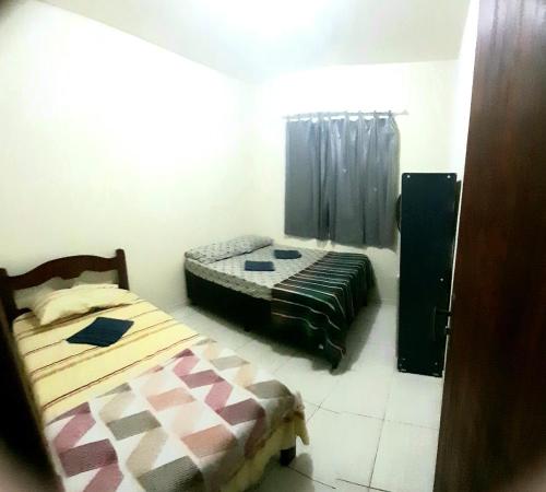 1 Schlafzimmer mit 2 Betten in einem Zimmer in der Unterkunft Apto Aeroporto Macae in Macaé