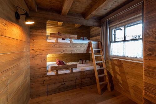 Palanda nebo palandy na pokoji v ubytování Alpe Chalets Goldener Hirsch