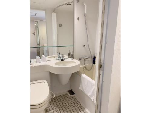 La salle de bains est pourvue de toilettes et d'un lavabo. dans l'établissement Tmark City Hotel Sapporo - Vacation STAY 90450v, à Sapporo