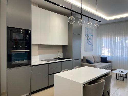 Una cocina o zona de cocina en Domi Luxury beach view apartments in Saranda